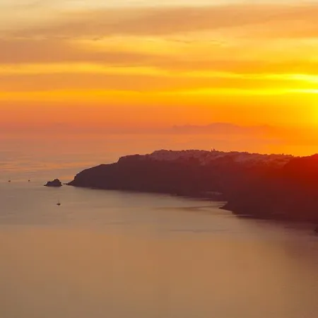 Pantheon Deluxe Imerovigli (Santorini)